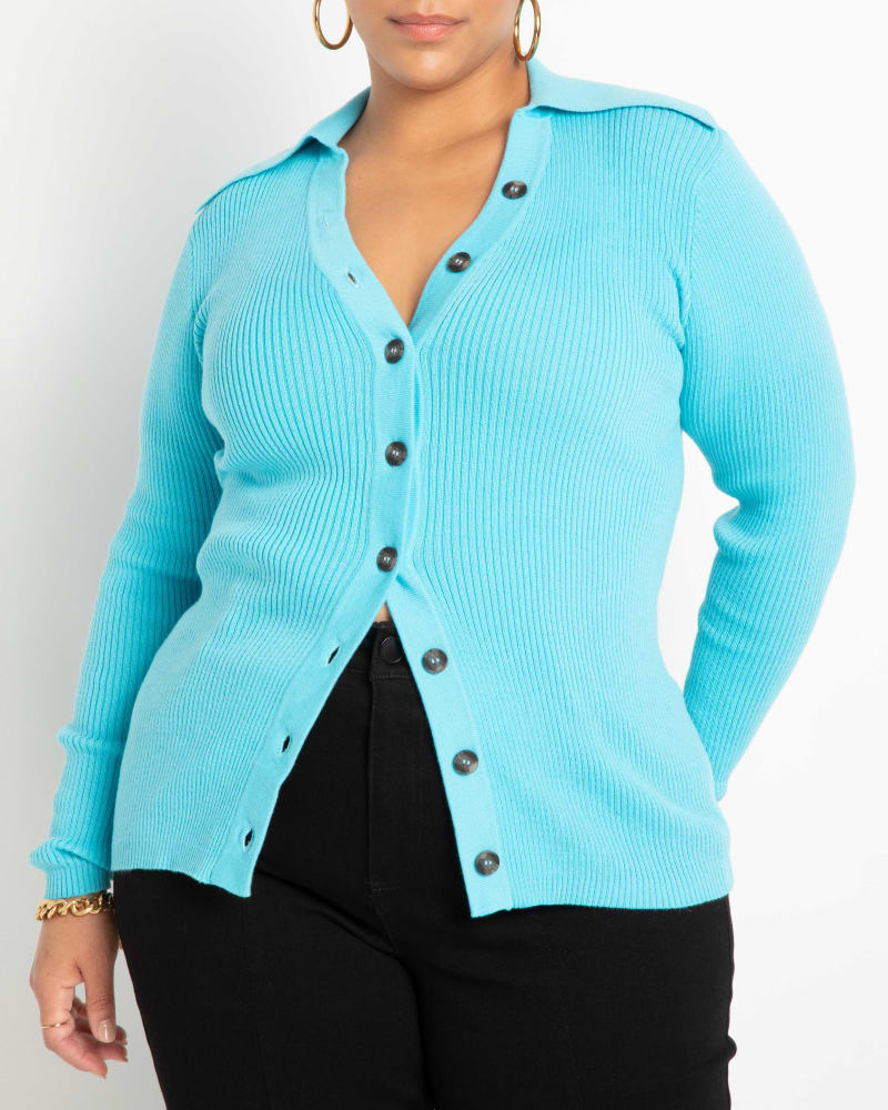 Front of a model wearing a size 14/16 Clarice Ribbed Cardigan in Barbados Beach by ELOQUII. | dia_product_style_image_id:250439